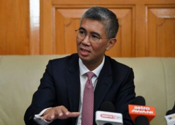 KUALA TERENGGANU, 6 Sept -- Menteri Kewangan Tengku Datuk Seri Zafrul Tengku Abdul Aziz mengadakan sidang media ketika melakukan kunjungan hormat ke atas Menteri Besar Terengganu Datuk Seri Dr Ahmad Samsuri Mokhtar di Wisma Darul Iman hari ini.
Kunjungan hormat tersebut bertujuan bagi mendengar pandangan dan cadangan daripada kerajaan negeri berkaitan Belanjawan 2021.
--fotoBERNAMA (2020) HAK CIPTA TERPELIHARA